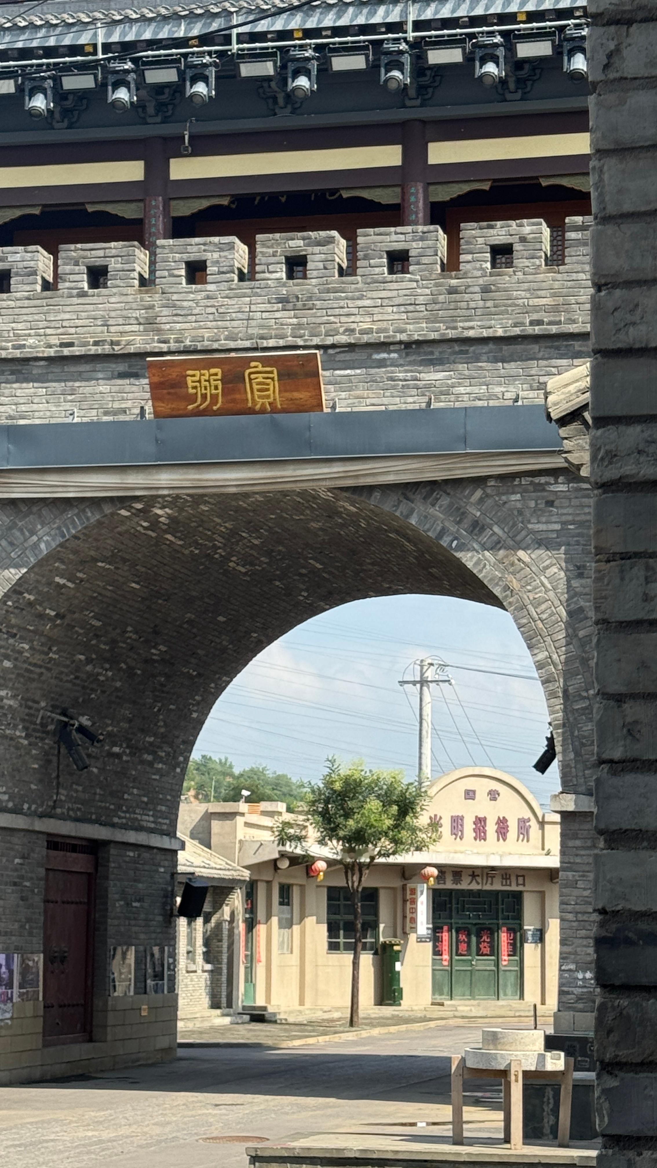 路遥写道：不要因为一个不满意就灰心。而我何止一个不满意，心倒不是灰色的，因为碎了