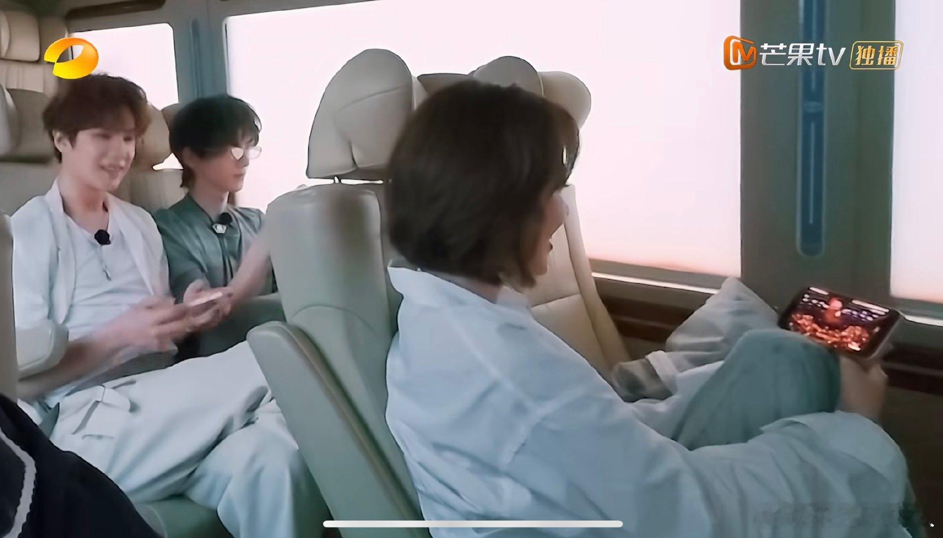 唐艺昕爱看喜剧节目随张若昀 唐艺昕欣赏脱口秀节目，被内容持续打动，夫妻俩都偏爱喜