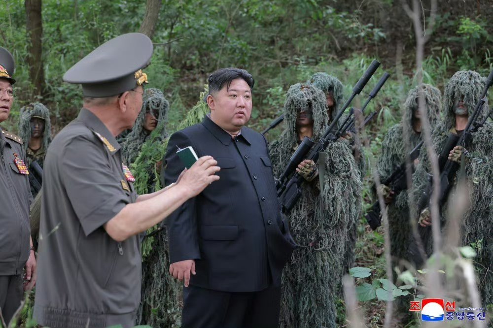 金正恩同志8月27日访问朝鲜人民军总参谋部直属特种作战训练基地，了解狙击手部队和