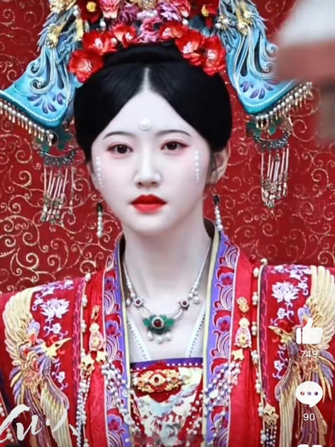 #景甜似锦珍珠妆婚服路透# 哦莫，看到景甜在电视剧《似锦》的大婚造型，就是说景甜