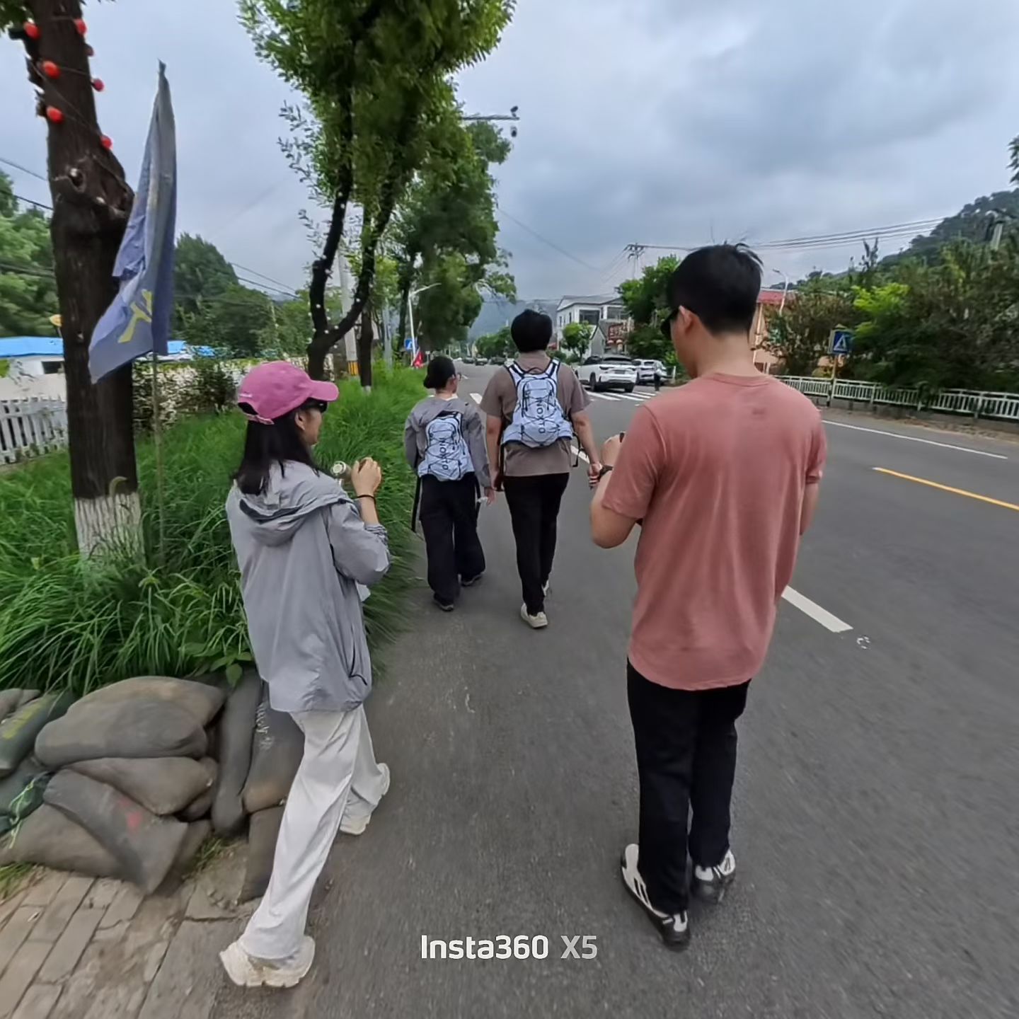 🚶🏻♂️🎒🍄 