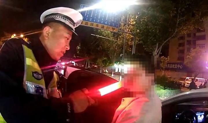 男子酒驾被查，竟求民警“拿钱换分”！5月2日23时，济南市公安局交通管理支队市中