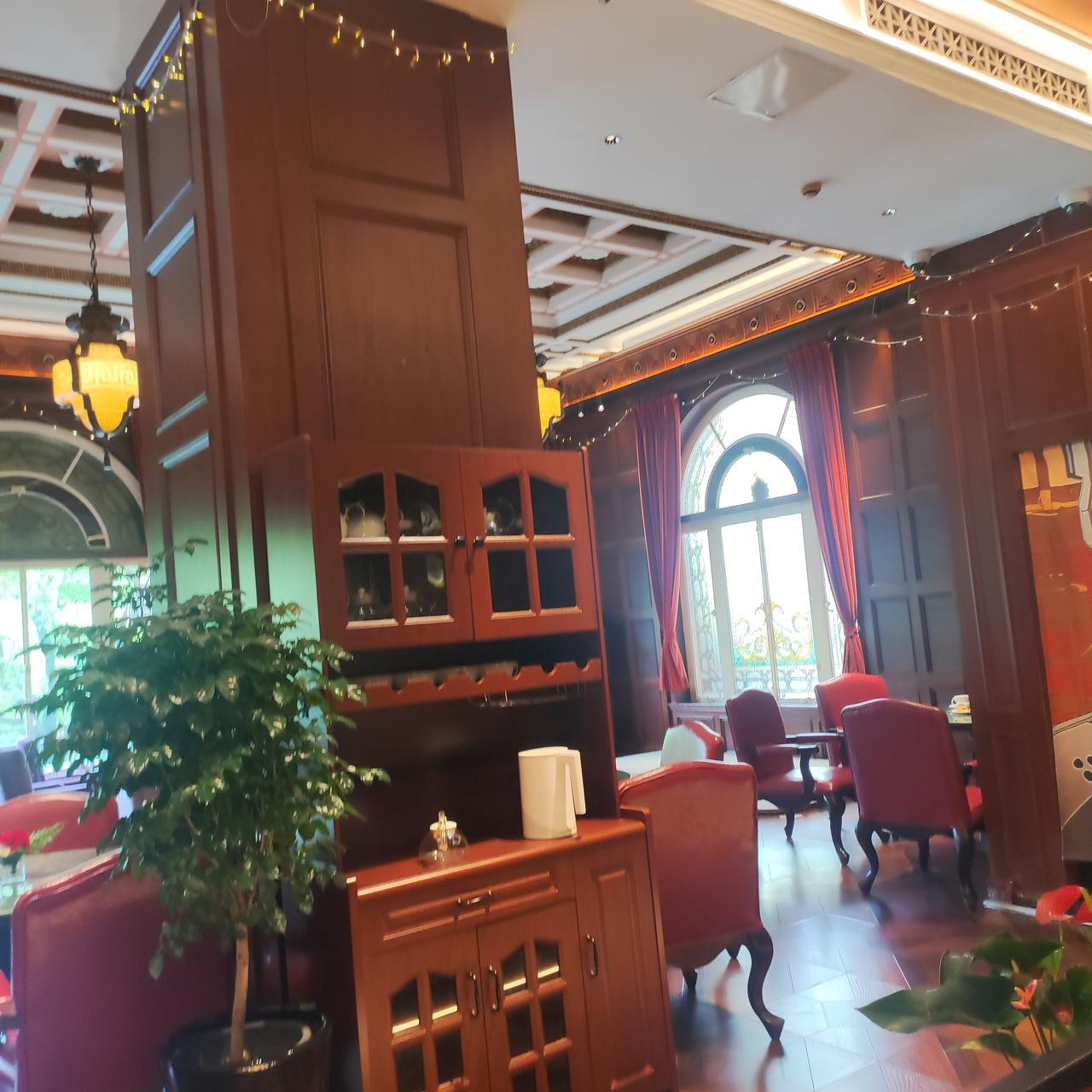 优越感别显摆

有个我们上海的自媒体博主，拿教科书上外婆改成姥姥的事来说事。
当