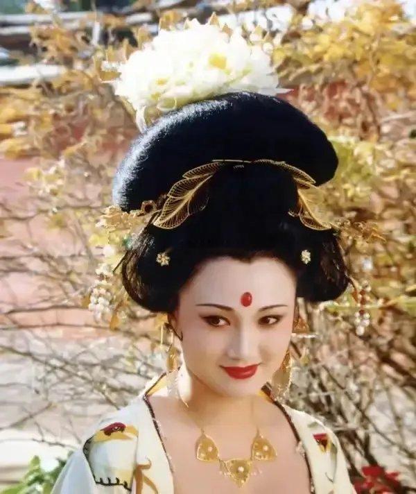 林芳兵、张榕容、殷桃三版杨玉环对比。谁更“羞花”？谁是你心中最美的大唐贵妃？ 