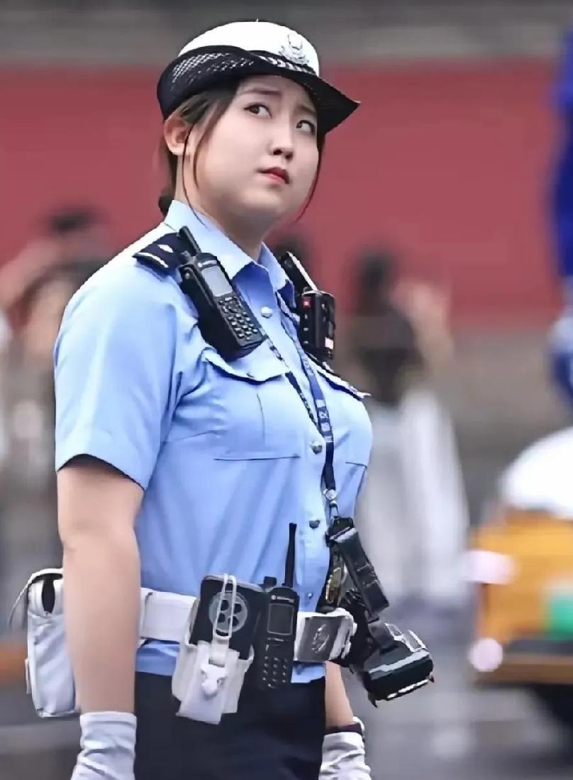 鼓楼配女警，以温柔疏导车流，尽显新时代青年担当。

这位苌姓女交警以圆润方脸长相