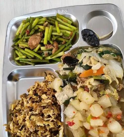 伙食费少凭啥吃得丰盛？部队食堂零利润，想发财别沾边！
大家去外面下馆子，一盘标价