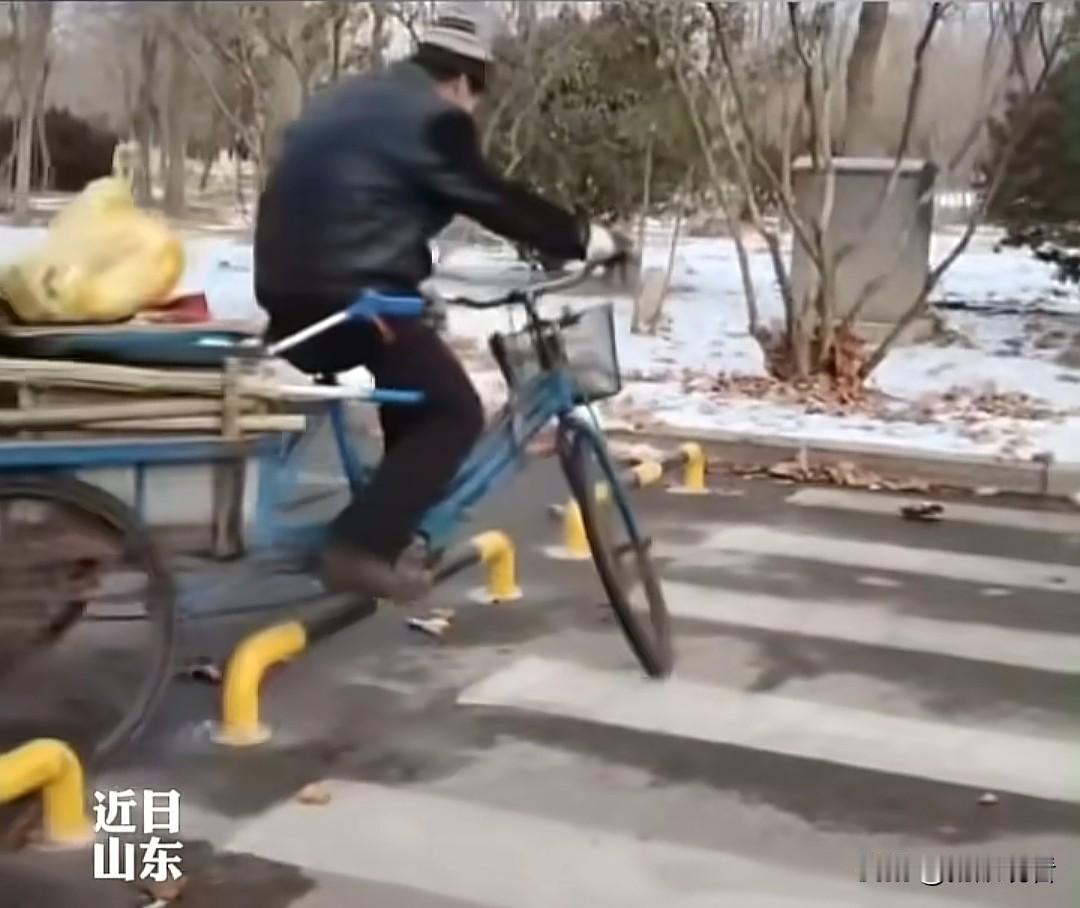 山东大爷骑车丝滑绕过路障也太绝了！行云流水的操作拿捏精髓，果然没有过不去的坎，只