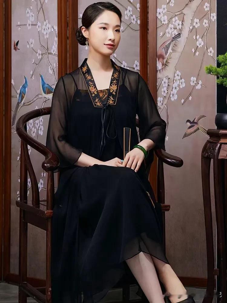 炎夏，掬一缕清风驻心上。看风中一朵红莲为你倾情绽放；看风中一棵白杨为你深情歌唱。