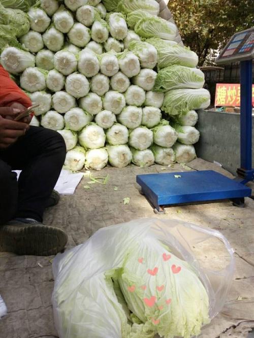 过去有个住在农村的公立小学老师为方便起见就称为王老师吧，为人处世比较小气，好占小