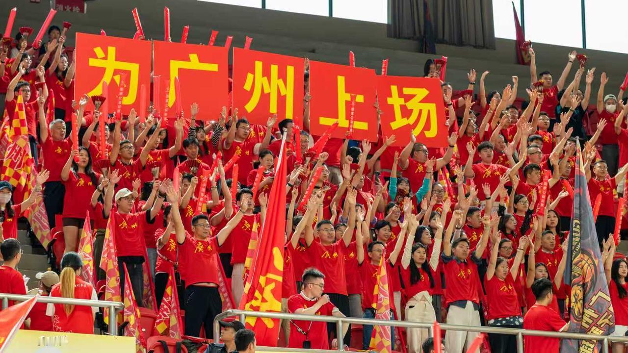 2026年广东省城市篮球联赛（粤BA）广州主场现场，观众席上领导与市民共同为赛事