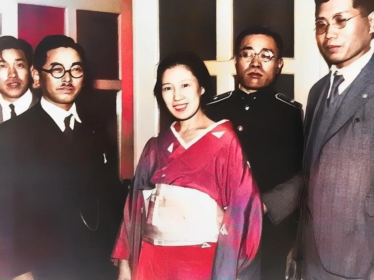 1936年，日本“毒妇”阿部定被捕后，留下的一张老照片，镜头中的她穿着和服，面带