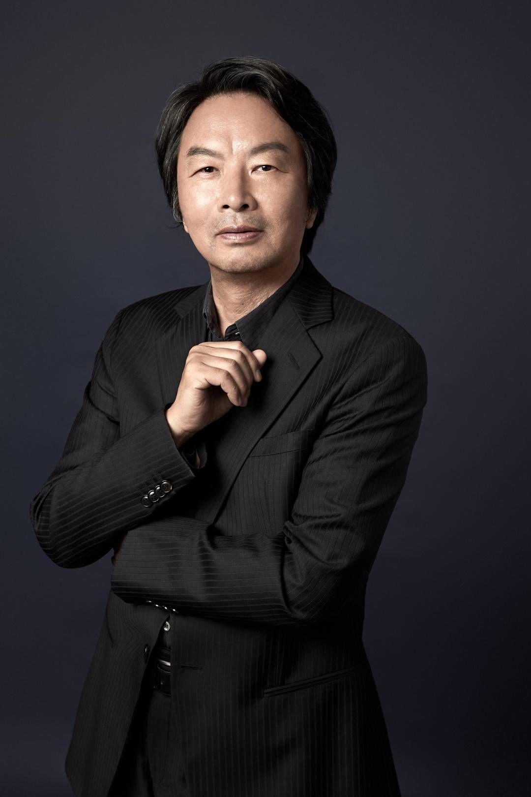 刘震云
再多的钱财，
也买不了长命百岁，
注定的结局是，
一缕青烟，一捧尘土。