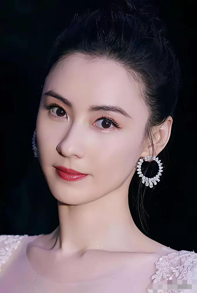 张柏芝的“体面”：离婚后不撕前任，才是对孩子最好的成全
 
娱乐圈的离婚戏码，大