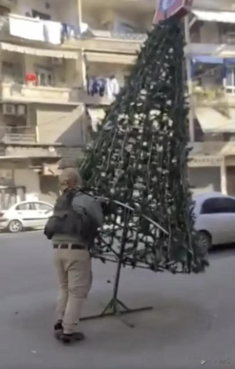 叙利亚反对派武装公开声明，保护当地人的穿衣出行自由，宗教信仰一切如常，不进行干涉