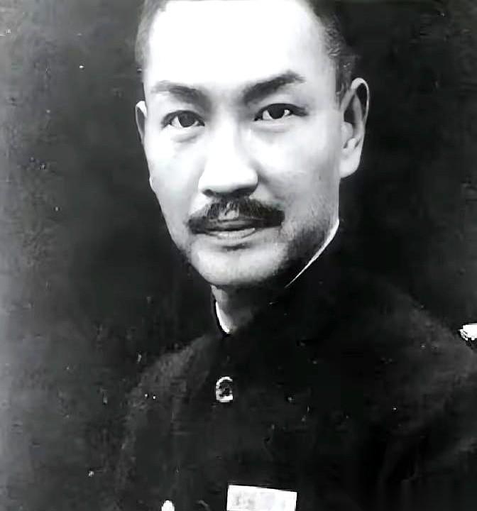“你看看镜子里的自己，再看看照片上的蒋先生。你说，你像谁？”
我滴个乖乖，这回答