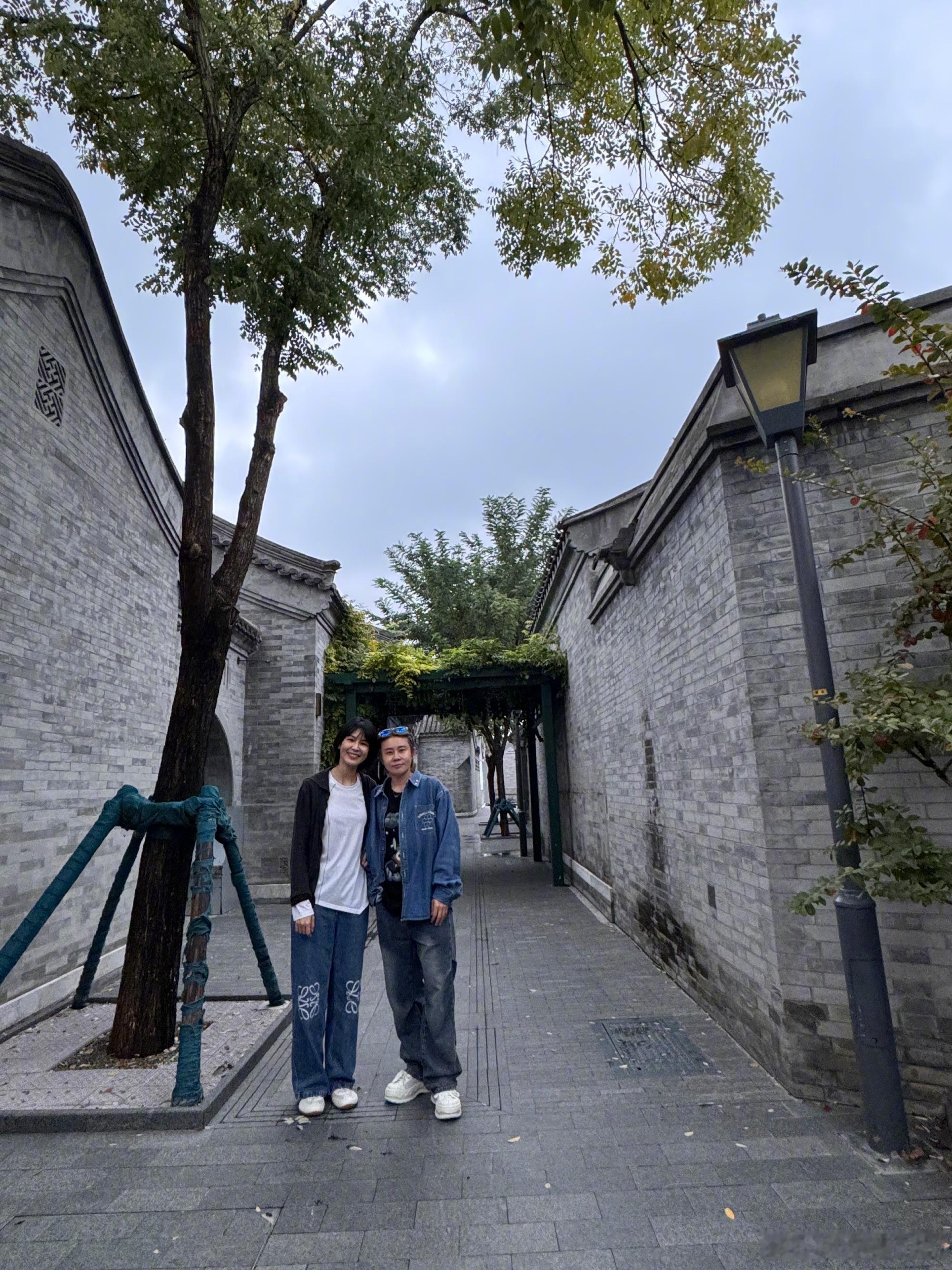 王濛带曾沛慈逛北京浪姐绝美售后，王濛当导游带曾沛慈逛北京，打卡中轴线，姐妹线下相