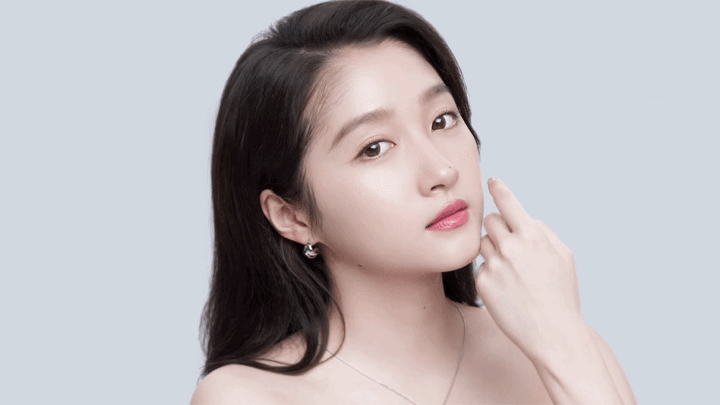 关晓彤五天官宣两个代言 五天之内连宣两个代言，关晓彤最近的节奏确实有点猛。从国民