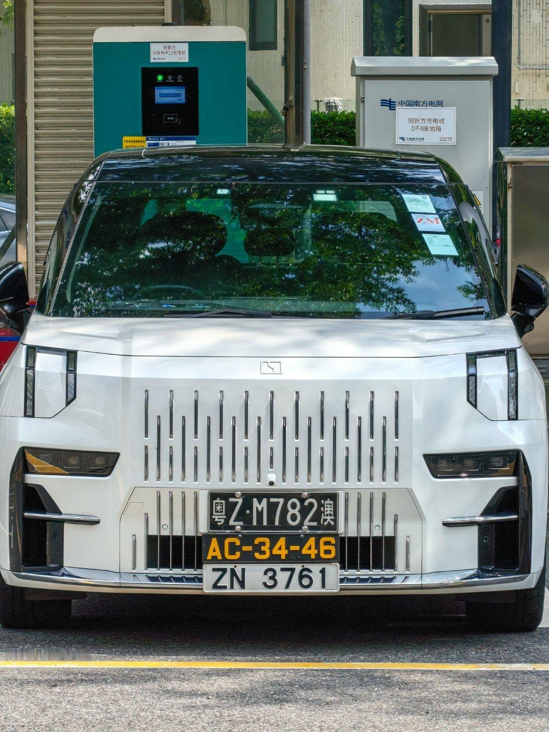 对比下我们的汽车蓝绿牌[二哈] ​​​