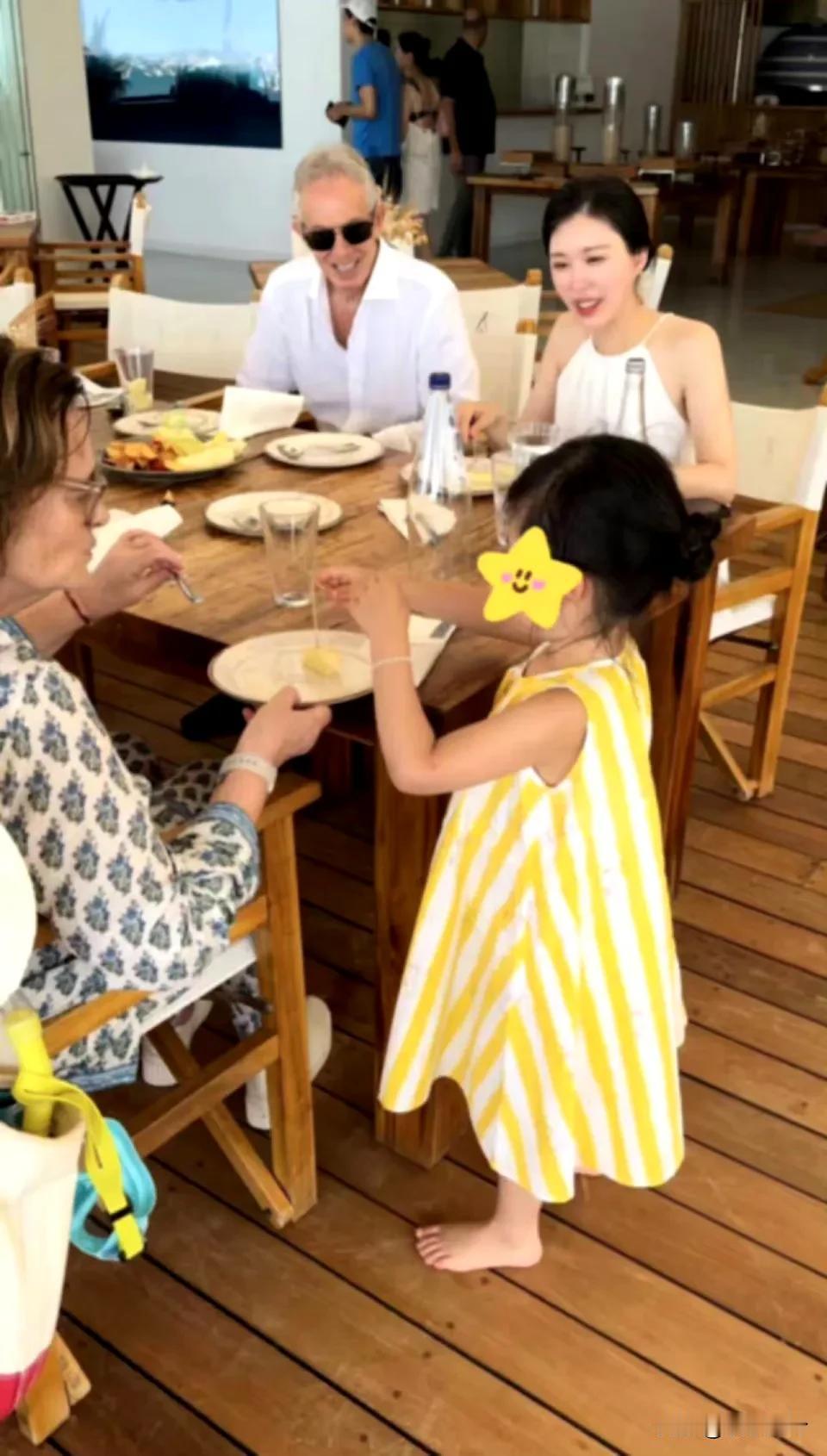 田朴珺王石夫妇和英国前首相布莱尔夫妇一起在希腊度假，田朴珺和布莱尔表现的十分松弛