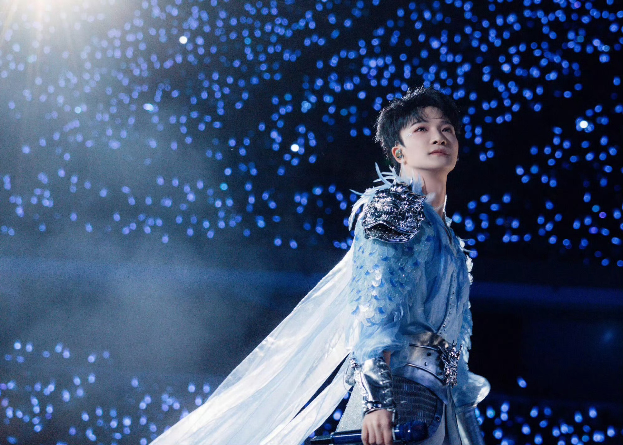 救命！周深描述“平底锅说话”时一脸认真的样子太好笑了！“你们听一下多荒谬”配上突