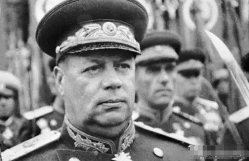 1985年，科舍列夫叛逃美国后在一处别墅内准备上厕所，这时门后潜藏多时的杀手突然