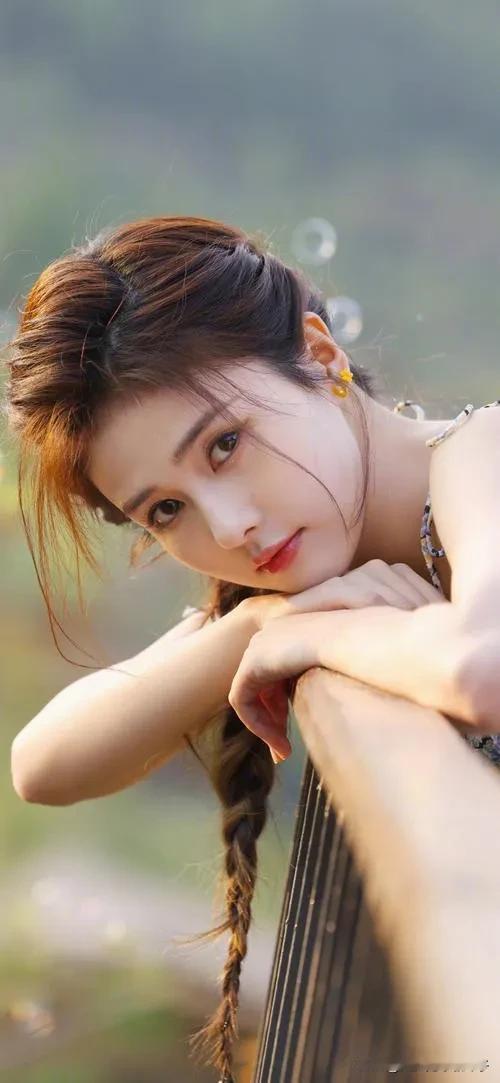 今天看到演员白鹿自爆自己压力过大出现耳鸣，其实，不论是演员还是普通人，都有很多的