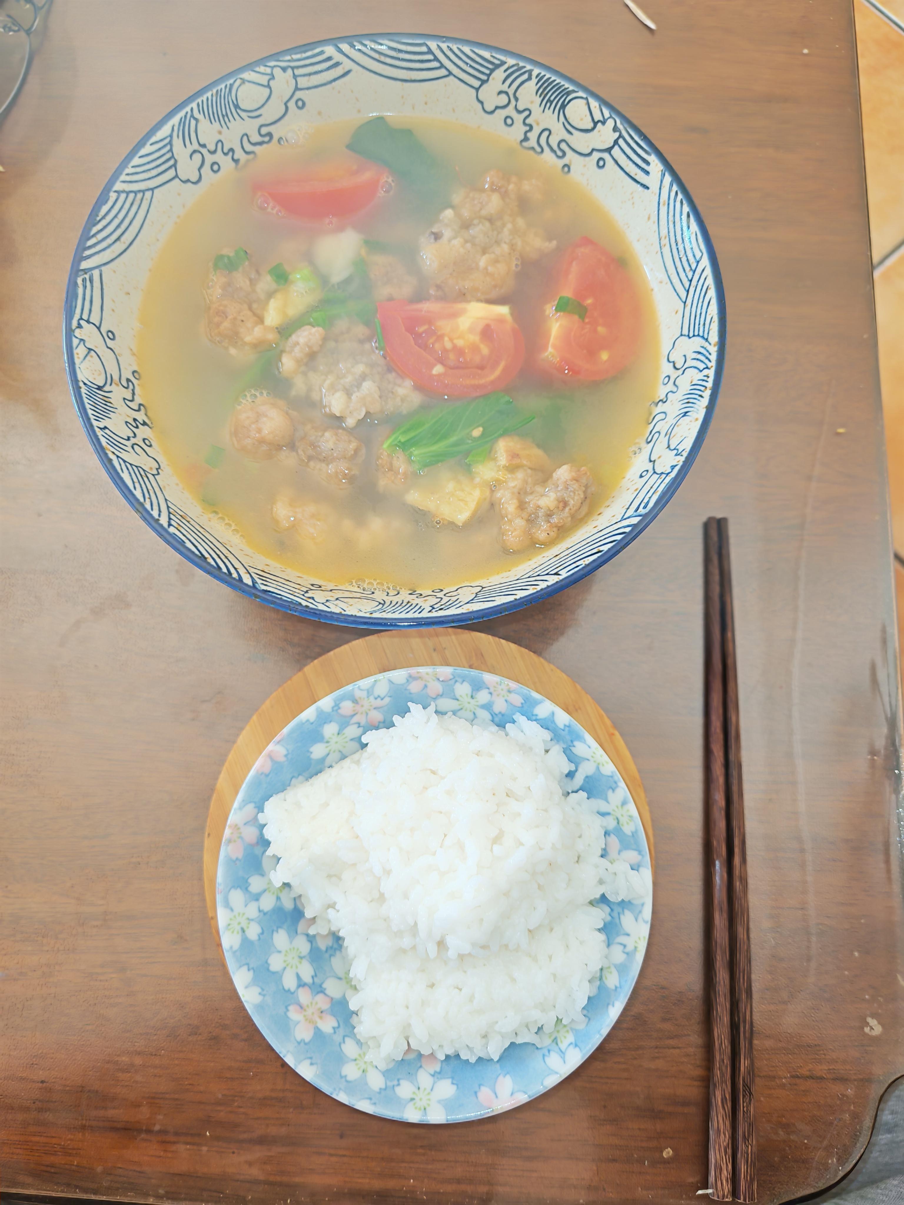 中午自己动手，西红柿酥肉汤+🍚。 