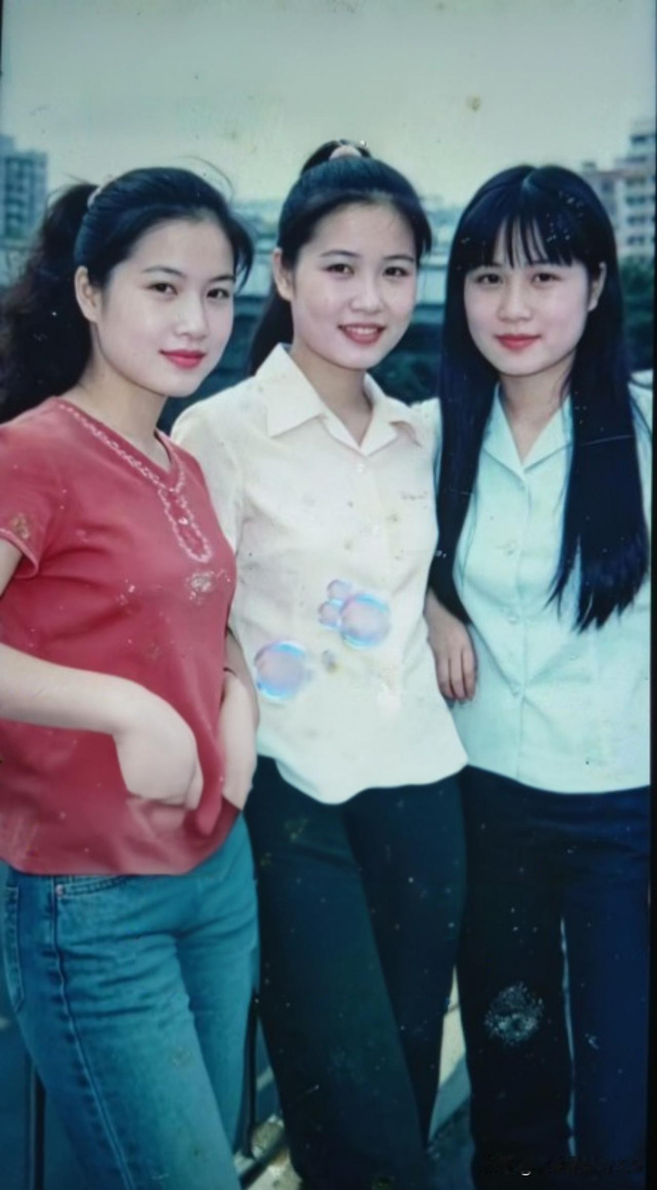 “春风若有怜花意，可许我再少年。”岁月这小偷，悄无声息就把青春给偷走了。曾经翻到