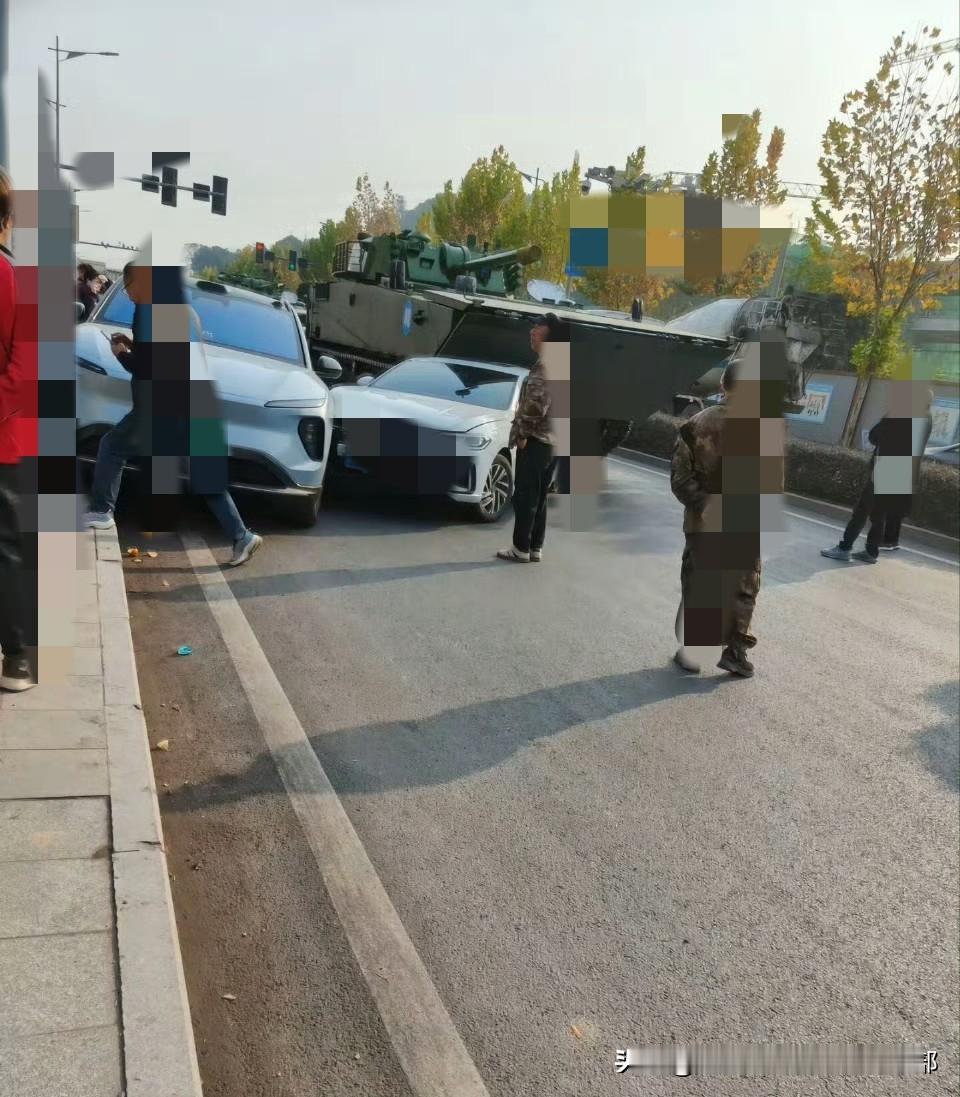 “喂，保险公司吗？我车被撞了。”

“对方什么车您看清了吗？”

“坦克。”
