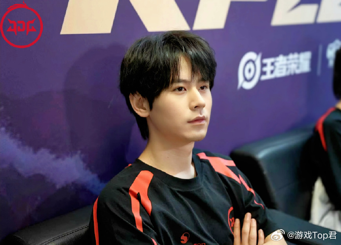 无畏带队让二追三无畏带领JDG鏖战五局完成让二追三，拿下第三轮关键胜场。逆境之中