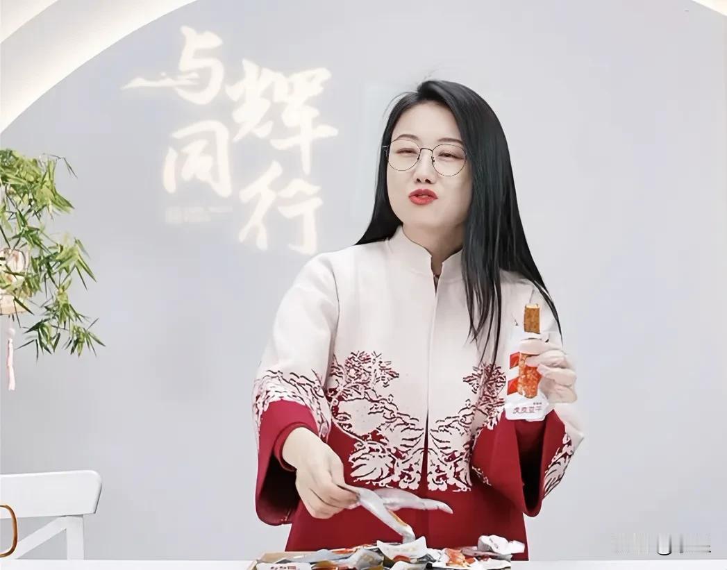 今天是什么日子，潇潇穿得好喜庆啊
她手里这个豆干特别好吃
还有小贝拿的包包也太可