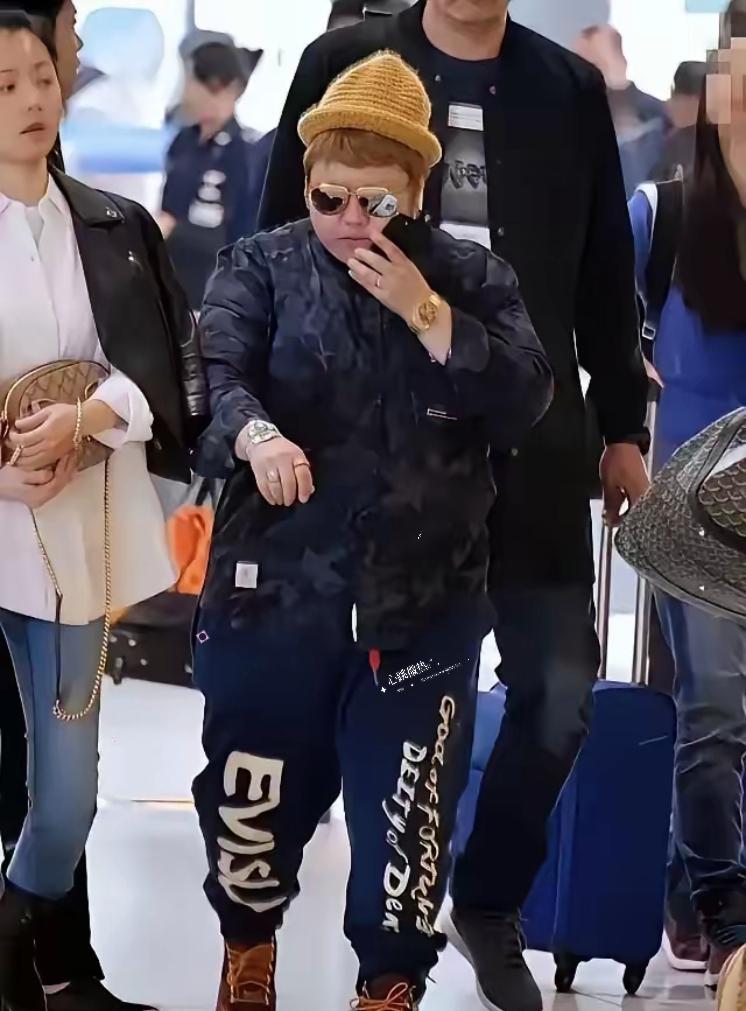 这个装扮真是绝了，一个初中都没毕业，一会儿西藏，一会成都，一会北京长大的京片儿，