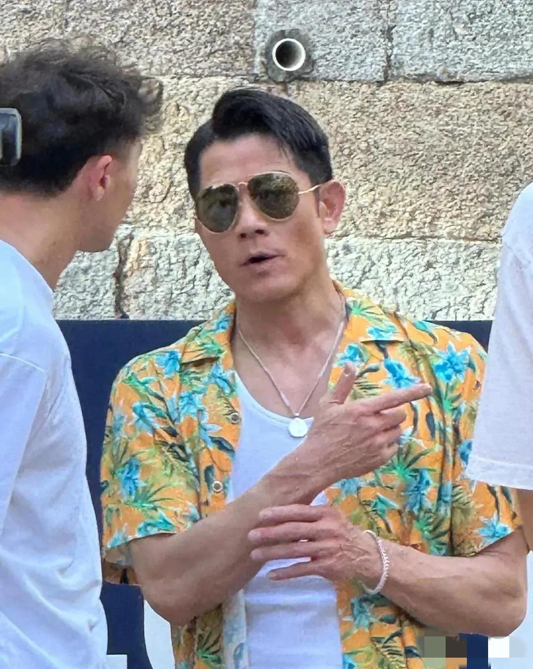 郭富城现身香港马会赛场，他穿着花衬衫，戴着墨镜，发型打理得一丝不苟，看上去精神状