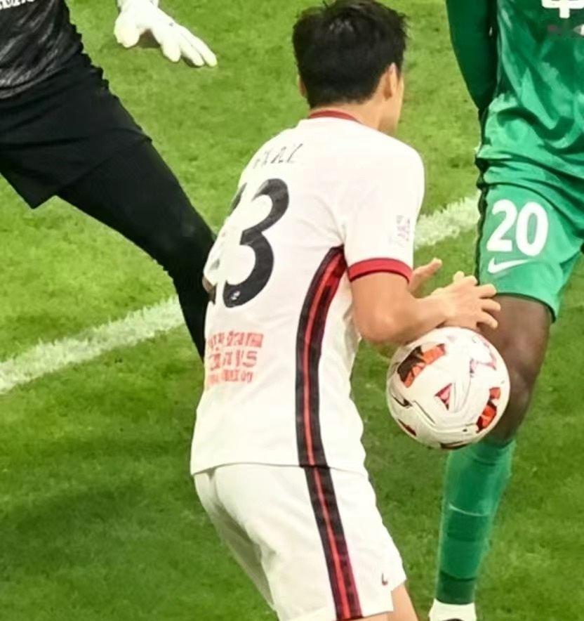 北京国安又又又又遇争议判罚了，这回是不是又亏了？
廖力生的疑似手球掀起了铺天盖地