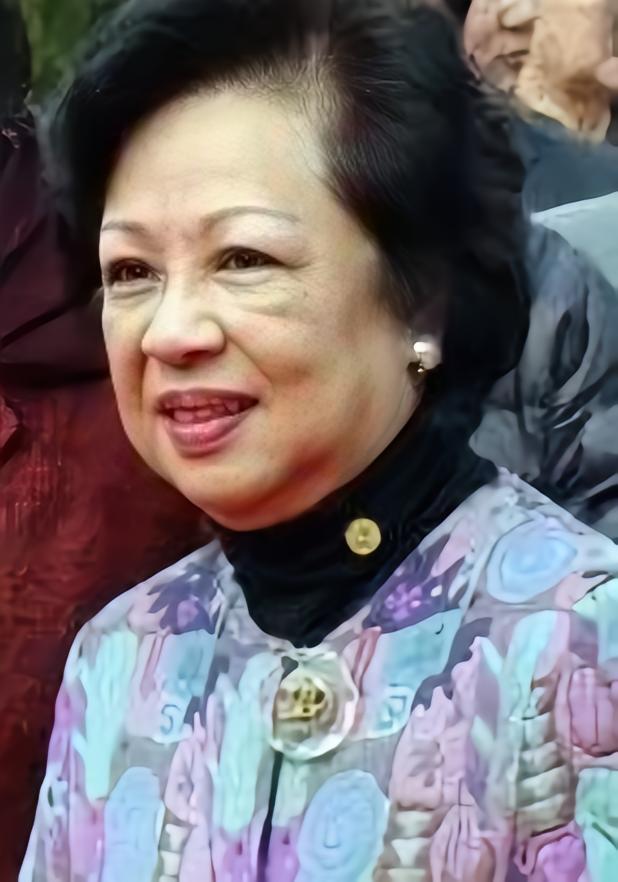 董老离世，最痛彻心扉的莫过于他的夫人和儿女

其夫人赵洪娉端庄大方，赵洪娉广东江
