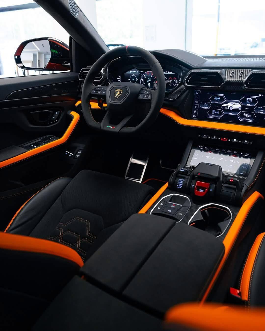 曝关晓彤喜提新车兰博基尼URUS SE版本官方指导价297.1万，算上选配落地4