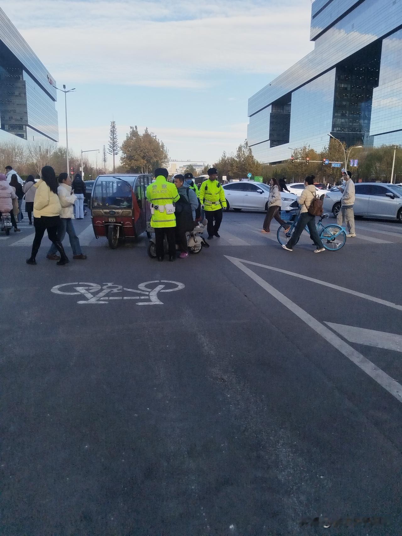 非机动车过斑马线需要下来推着走，这是那个大聪明制定的政策？我一个驾驶机动车的都看