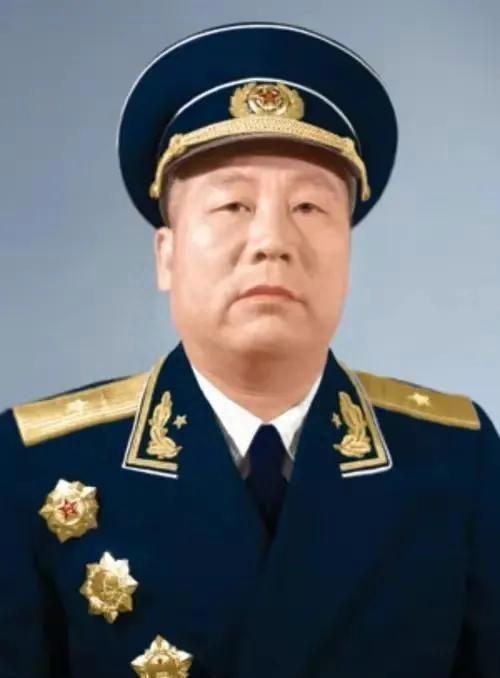 1945年，中苏军方宴会上，苏军和曾克林开玩笑，“你喝一杯酒，我就给一座军火库，