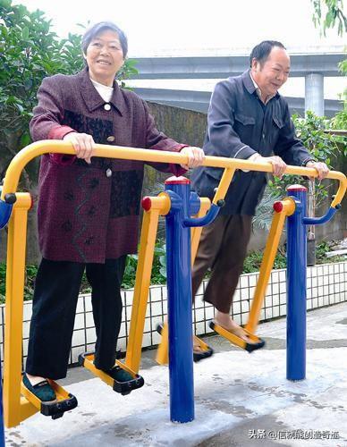 膝关节疼痛，我的体会是必须坚持锻炼，即便疼痛也要咬牙进行，否则腿部功能将逐渐丧失