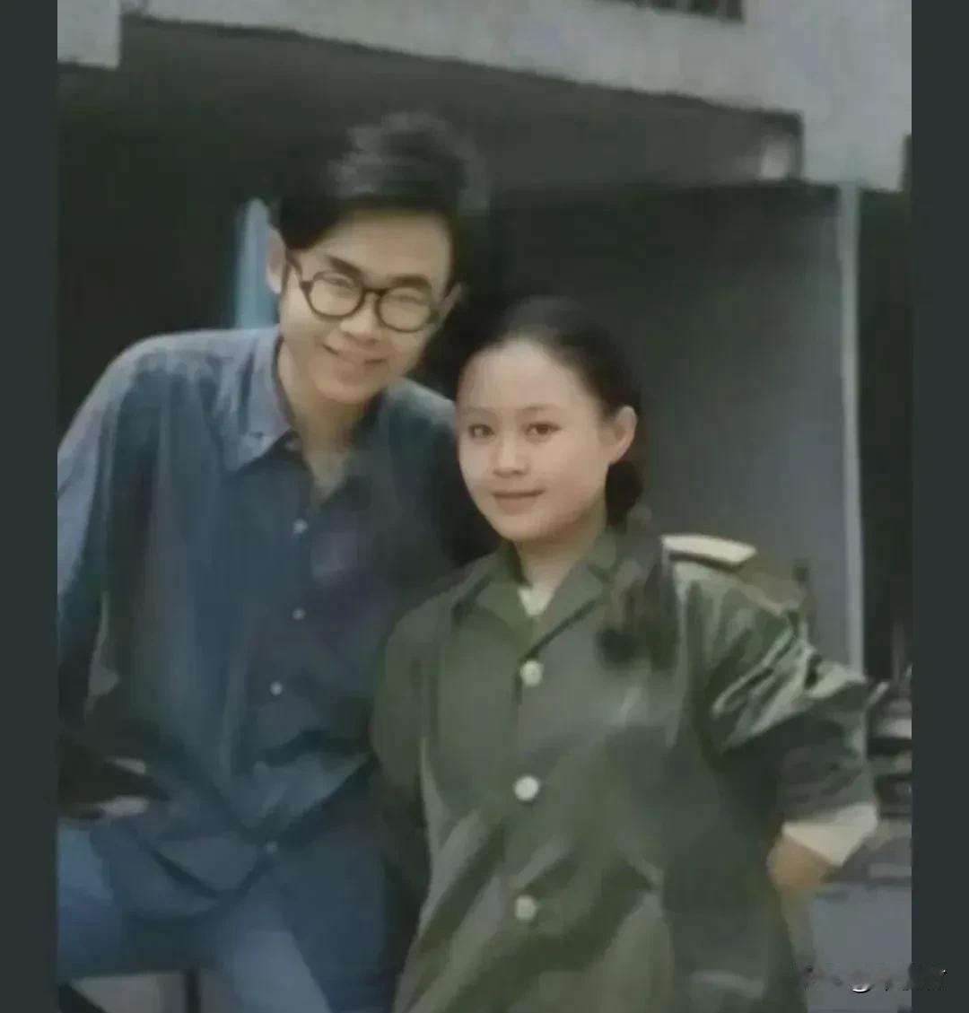 刀郎和前妻杨娜的合影来了！回不去的青春！
那年刀郎19岁，杨娜28岁。