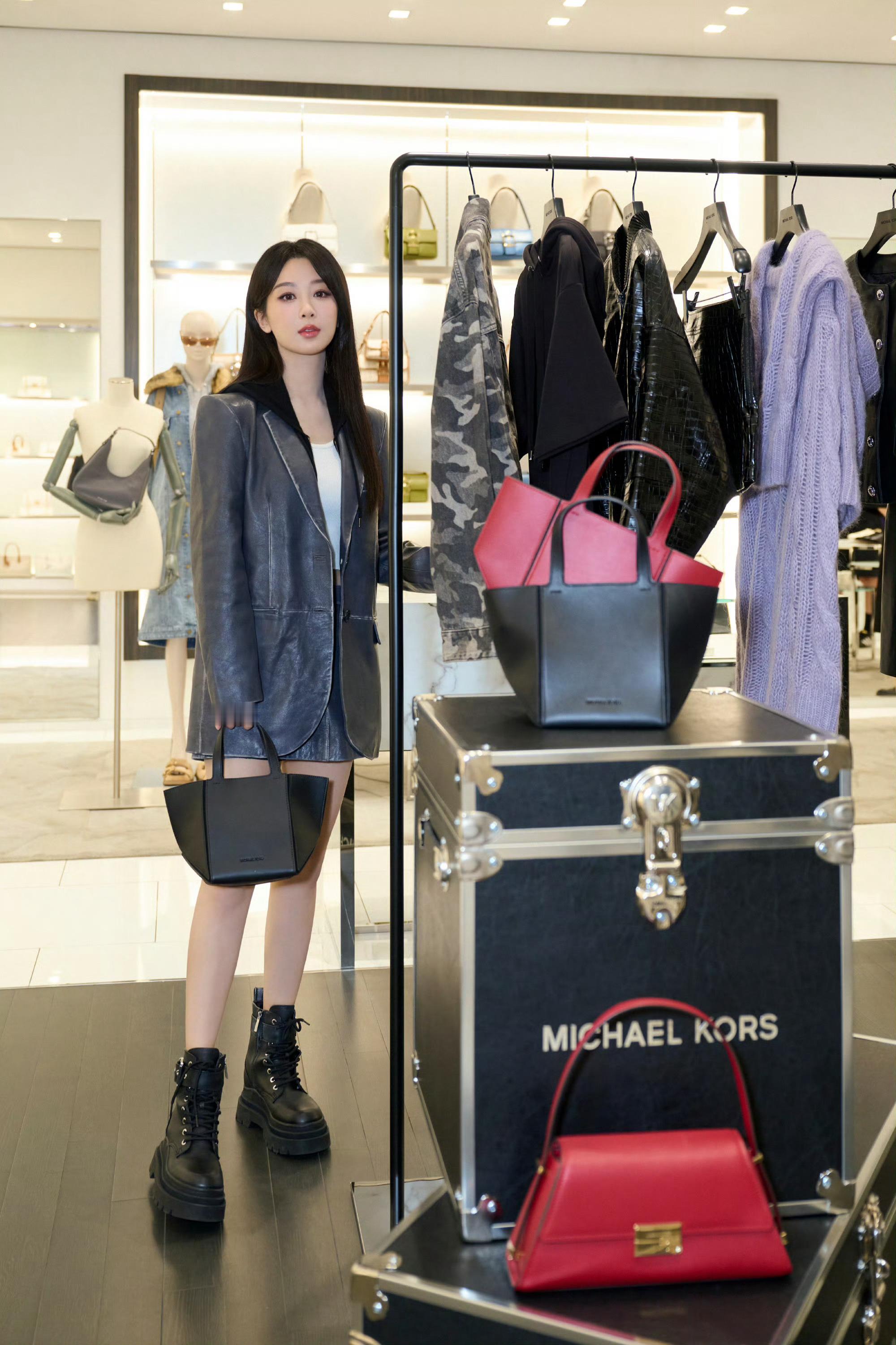 #杨紫[超话]#  💜#杨紫巴黎私服路透#💜#杨紫何惟芳# 🦋不用见日月，