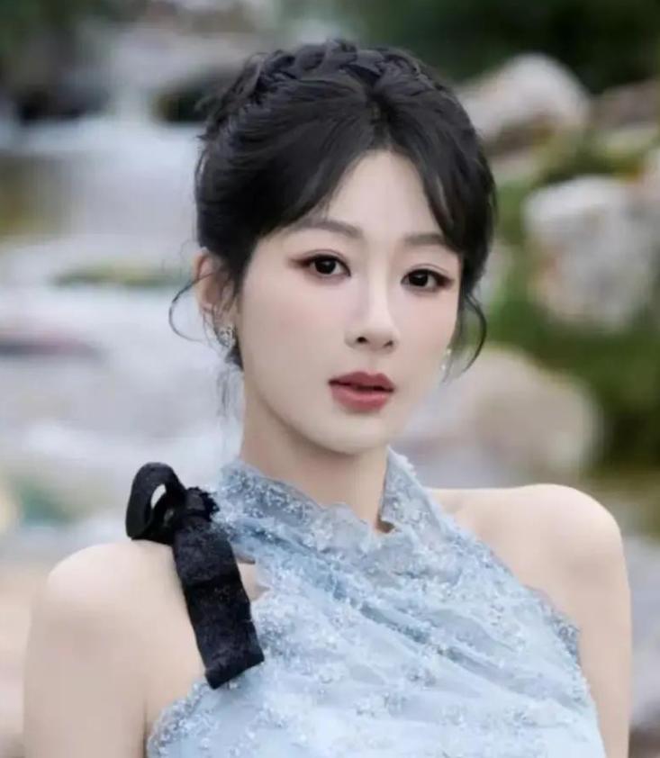 杨紫33岁，没结婚，没对象。但她在分手后，推掉了跟前男友合作的那3部戏，自己赔进