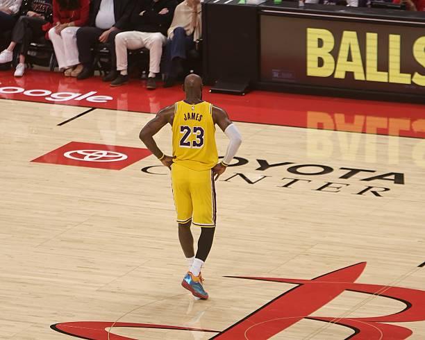 我觉得NBA真是一个很神奇的地方。湖人季后赛第一轮的先发阵容5个人分别是肯纳德、