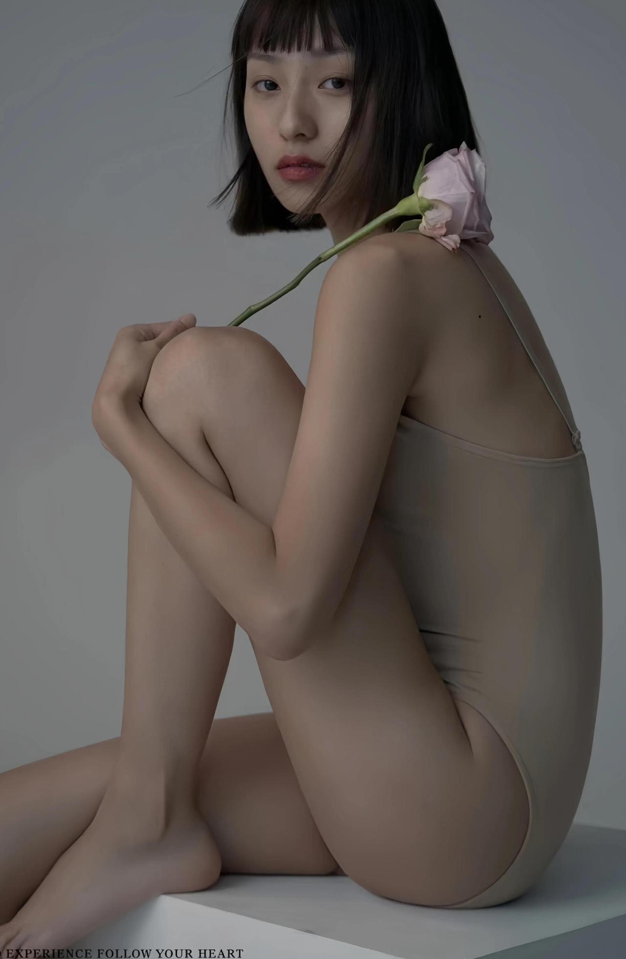 极简人像 | 柔和、高雅的灰色调，让色彩饱和度低却依然优美丰富。这些人像让人感到
