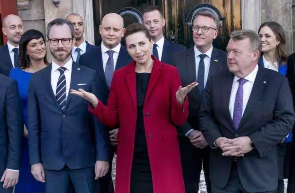 丹麦这两出戏，把小国在强权下的窘态演得淋漓尽致！首相妄想“反华”纳投名状，怎奈主