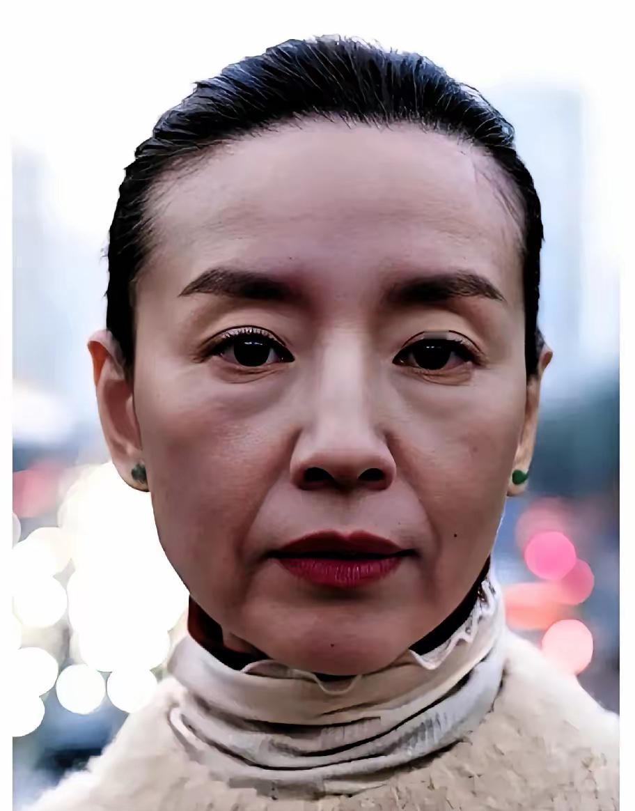终于知道董洁，为啥这么憔悴了。原因很简单，不是戏难拍，也不是钱难赚，而是身后全是