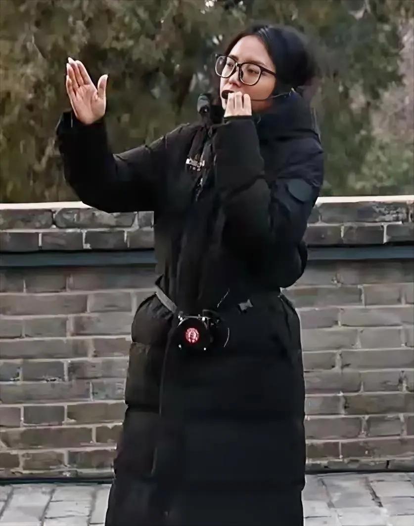 也是哈！女讲解员被临时拉去救急担任讲解任务，不曾想被讲解人是周涛，而自己顶着“鸡