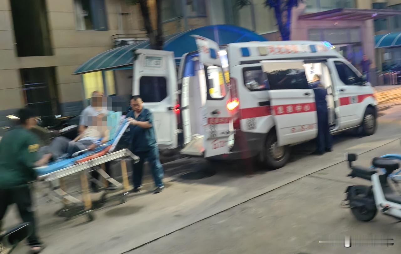 【夏夜小区突停救护车 目睹转运心头牵挂】傍晚暑气未散，见救护车停靠某小区楼下，急