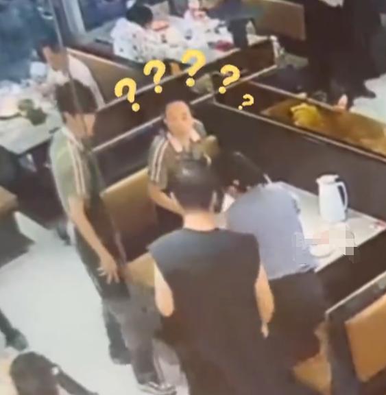 男子一个人去吃火锅，中途打个酱料的功夫，回来桌子都被收拾干净了，太好笑了。
近日