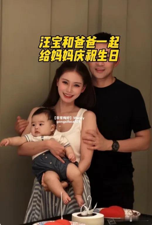 汪小菲表示弄一串文字挡我脸干嘛呀，好不容易和老婆孩子一起照相。马筱梅生日当天，汪